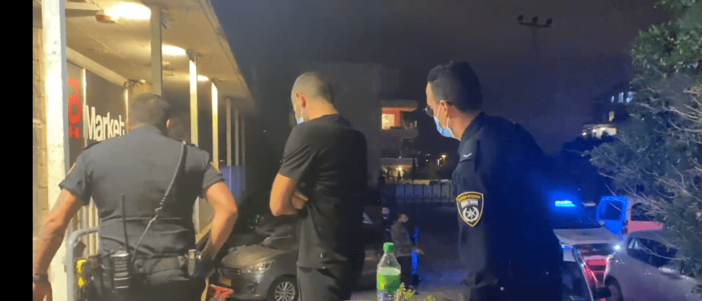 אבי דוביצקי ושוטרים שעוצרים חשוד שבא לפגוש ילד